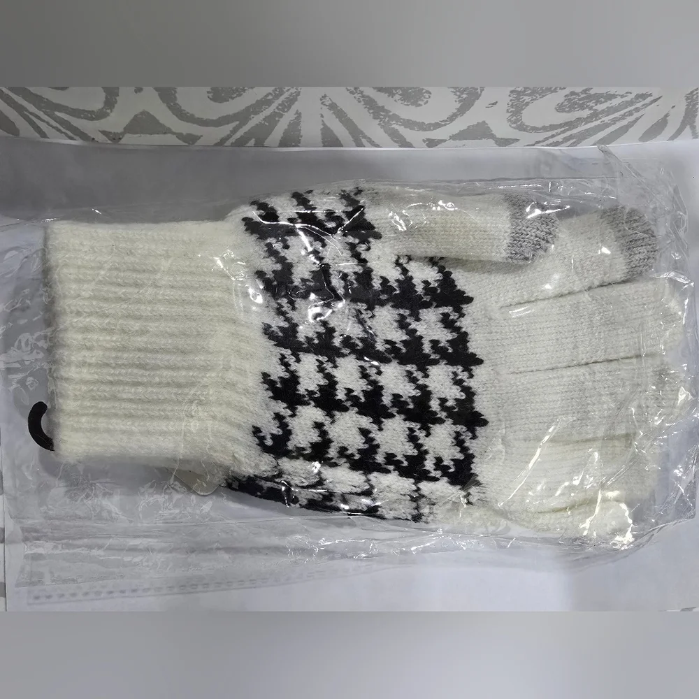 NWT Touchscreen Gloves – New in Package (Black & White)